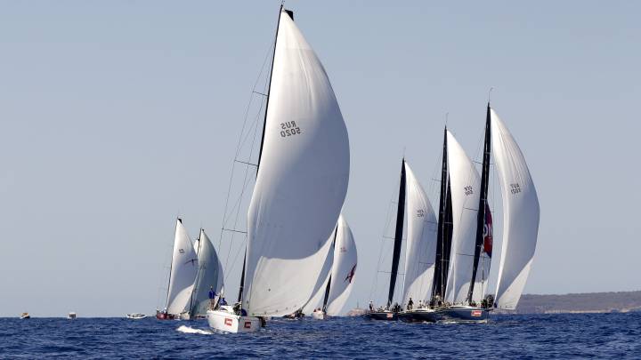 Vista general de primera jornada de la 38 edición de la Copa del Rey Mapfre de Vela en aguas de la bahía de Palma.