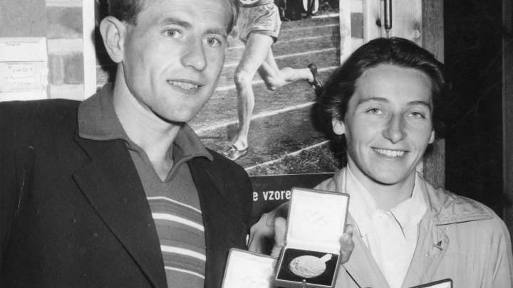 Emil Zatopek y Dana Zapotkova posan con sus medallas olímpicas.
