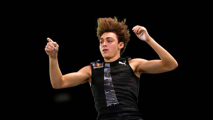 Duplantis vuelve al pasado: salta en el patio de su casa