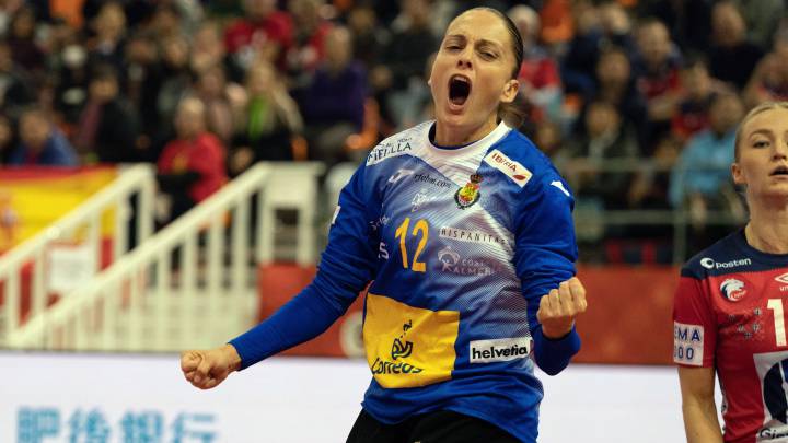 Silvia Navarro celebra una parada durante un partido de la selección española en el Mundial de Balonmano femenino de Japón.