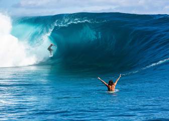 El surfista Kauli Vaast surca las olas en Tahití
