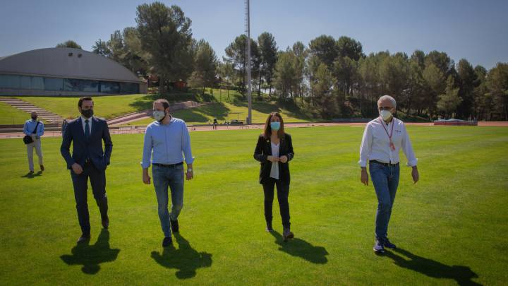 Ramon Terrassa, a la derecha, junta a políticos de la Generalitat.