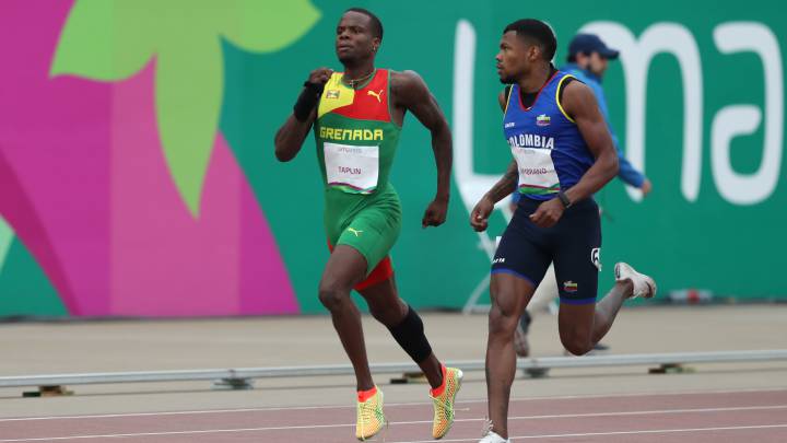 El atleta de Granda Bralon Taplin compite ante Anthony Zambrano en la semfinal de los 400 metros lisos en los Juegos Panamericanos de 2019.