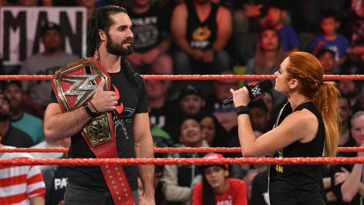 Seth Rollins y Becky Lynch, durante un espectáculo de la WWE.