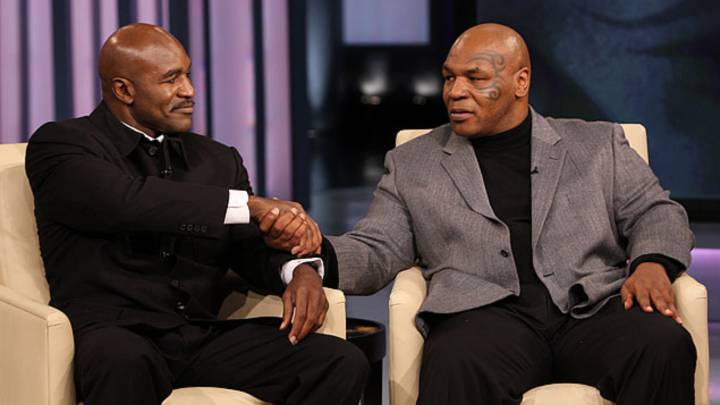 Evander Holyfield y Mike Tyson se saludan durante el programa de televisión de Oprah Winfrey.