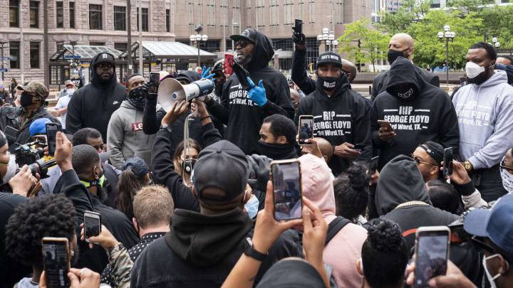 El exjugador de la NBA Stephen Jackson, amigo de Floyd, durante las protestas en Minneapolis.