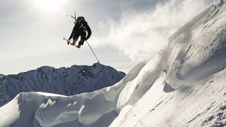 El esquiador suizo Hugo Hoff, durante una prueba de Freeski.