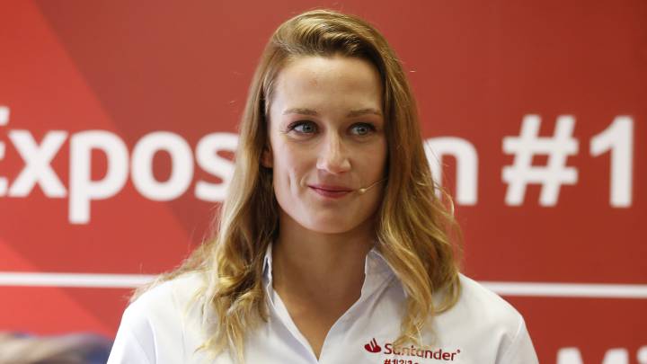 Mireia Belmonte, durante la inauguración de la exposición sobre su figura en el Santander Work Café del Banco Santander.