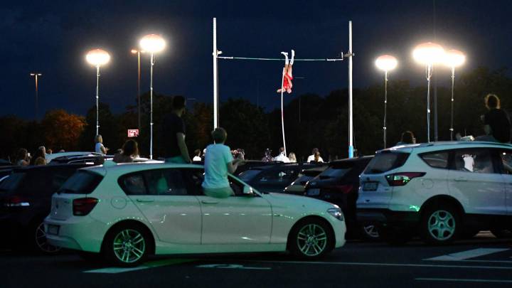 El viento impide a los pertiguistas brillar en el autocine