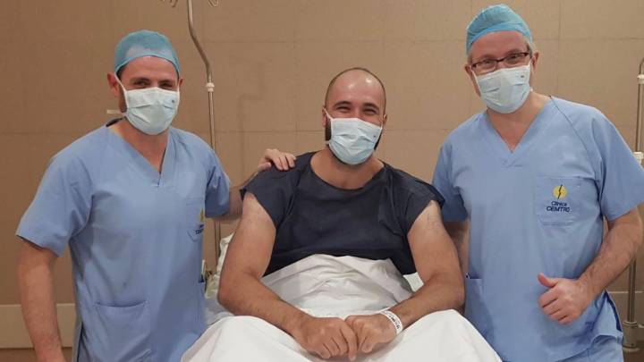 Cañellas, en el centro con los dos cirujanos