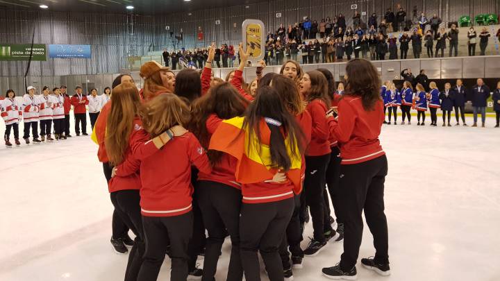 Imagen de la selección española femenina de hockey hielo.