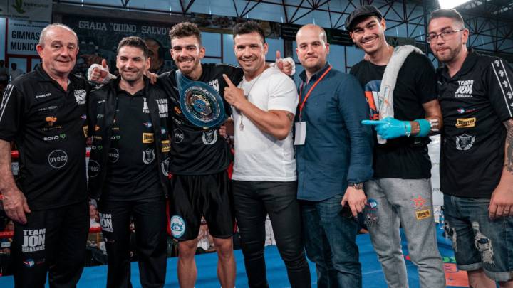 El púgil vizcaíno Jon Fernández posa junto a su equipo.