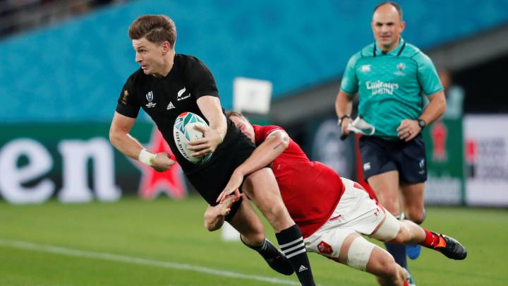 Beauden Barrett intenta zafarse de James Davies durante el partido por la medalla de bronce entre Nueva Zelanda y Gales en la Copa del Mundo de Rugby de Japón 2019.