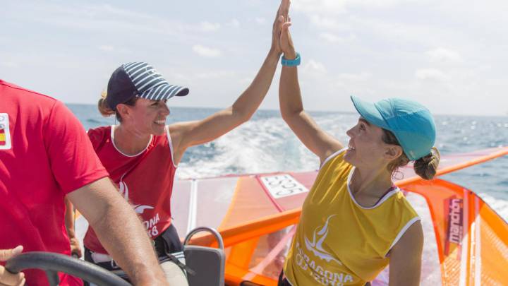 Las españolas Blanca Manchon y Marina Alabau celebran sus medallas respectivamente de oro y plata en la clase RS X al término de la regata de hoy de los XVIII Juegos Mediterraneos.