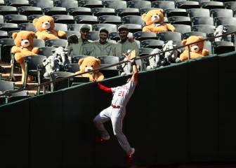 Leyendas de cartón piedra y peluches a falta de público