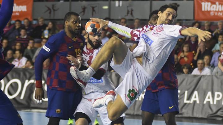 Imagen de un partido de Liga ASOBAL entre Ademar León y el F.C. Barcelona.