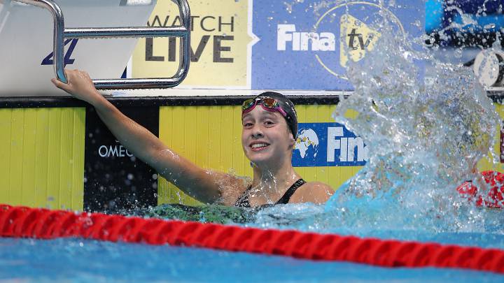 Alba Ruiz Vazquez celebra su victoria en los 400 metros en la final de los Mundiales de Natación junior en Budapest.