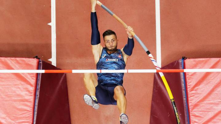 Valentin Lavillenie compite durante la final de salto de pértiga en los Mundiales de Doha 2019.
