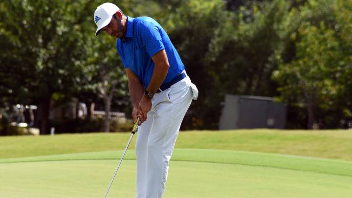 Sergio Garcïa realiza un putt en el noveno hoy durante la primera jornada del Wyndham Championship en el Sedgefield Country Club.