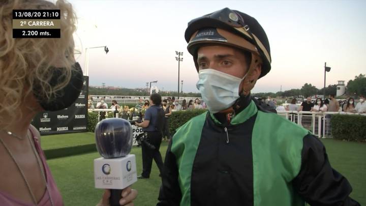 Ricardo Sousa, tras imponerse en la segunda carrera de las noches de verano en el Hipódromo de la Zarzuela de Madrid.