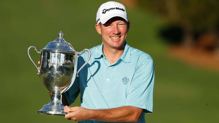 Jim Herman posa con el trofeo de campeón del Wyndham Championship en el Sedgefield Country Club de Greensboro, North Carolina.