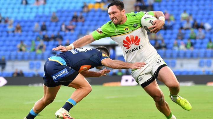 Jordan Rapana, de los Canberra Raiders, en acción durante un partido de su equipo, patrocinado por la marca china de telefonía Huawei.