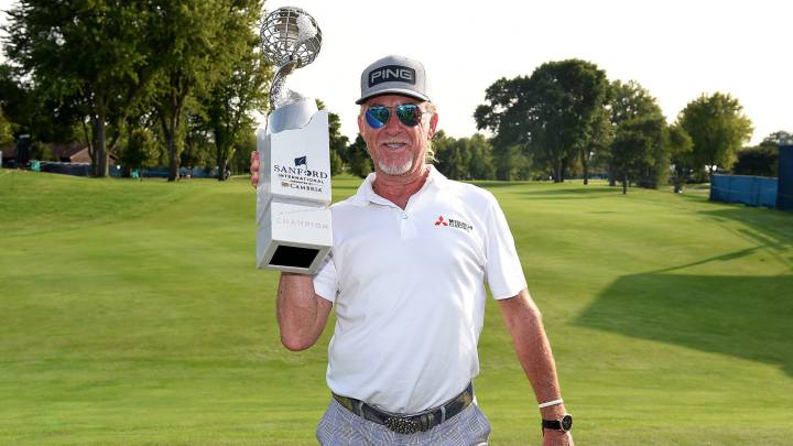 Miguel Ángel Jiménez posa con el trofeo de campeón del Sanford International del PGA Tour Champions en el Minnehaha Country Club de Sioux Falls, South Dakota.