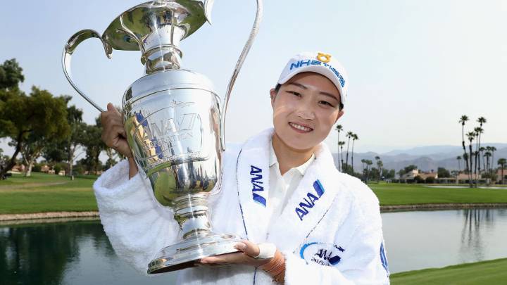 La golfista surcoreana Mirim Lee posa con el trofeo de campeona del ANA Inspiration en el recorrido de Dinah Shore en el Mission Hills Country Club de Rancho Mirage, California.
