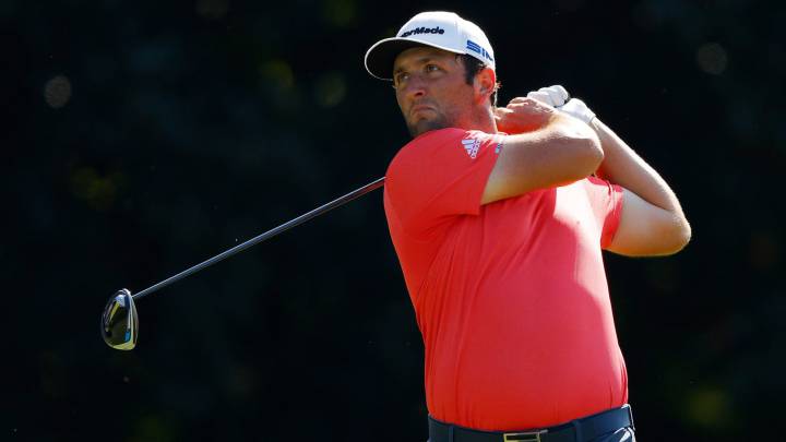 Jon Rahm golpea una bola durante la última jornada del TOUR Championship en el East Lake Golf Club de Atlanta, Georgia.
