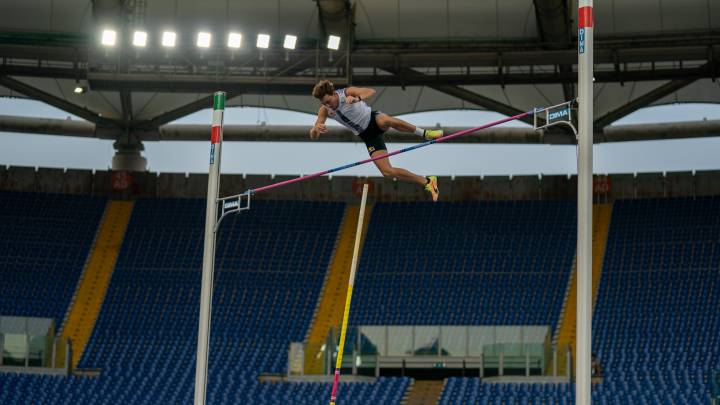 Armand Duplantis bate el récord del mundo al aire libre.