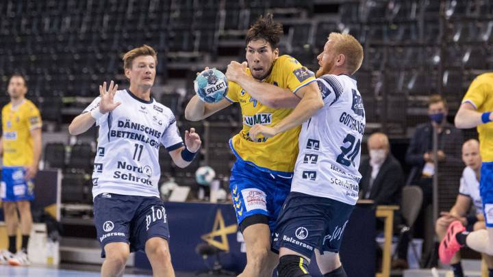 La defensa del Flensburg controla a Dani Dujsebaev, del Kielce,