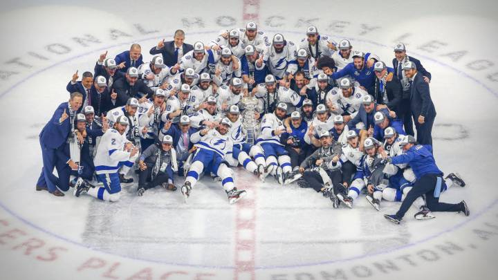 Los jugadores de los Tampa Bay Lightning posan con la Stanley Cup tras ganar en el sexto partido de la final a los Dallas Stars y proclamarse campeones de ls Stanley Cup 2020.