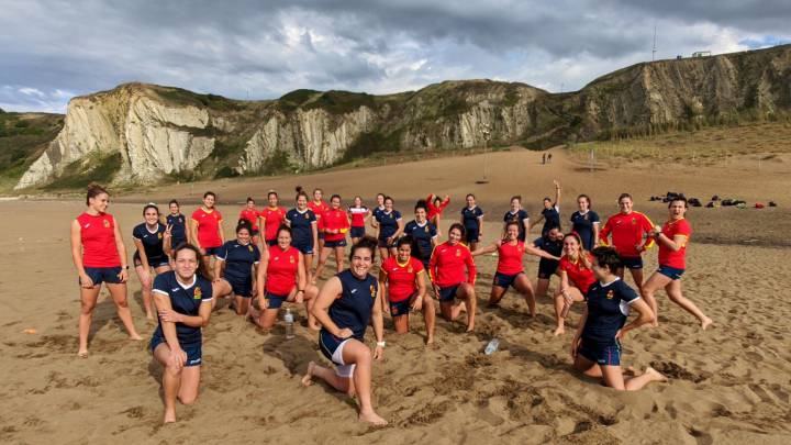 Las Leonas de la selección española de rugby femenino, durante un entrenamiento en la playa de Getxo.