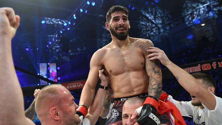 Ilia Topuria firma con UFC.