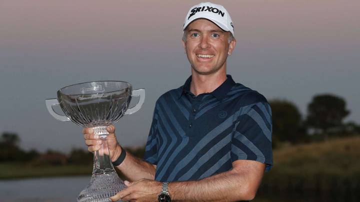 Martin Laird posa con el título de campeón del Shriners Hospitals For Children Open en el TPC Summerlin de Las Vegas, Nevada.