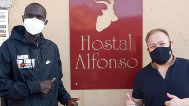 El atleta Joshua Cheptegei posa junto al dueño del Hostal Alfonso durante su estancia en Hoyos del Espino, cerca de El Barco de Ávila.