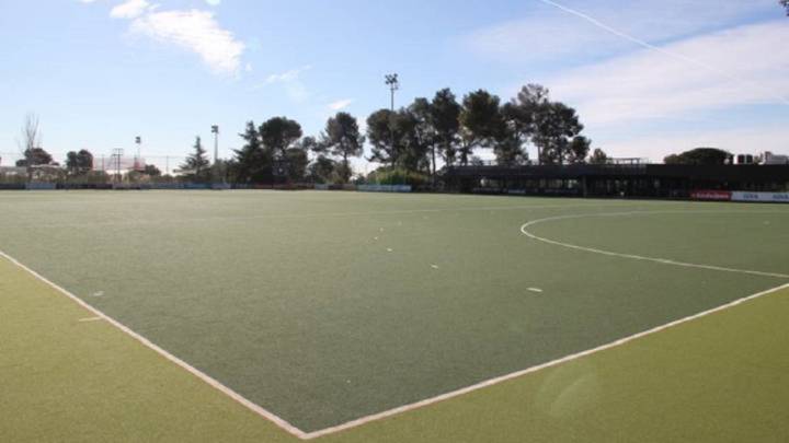 Imagen de un campo de hockey hierba.