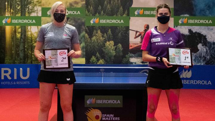 Charlotte Carey y Bruna Takahashi posan con sus trofeos tras la final femenina del Spanish Master 2020.