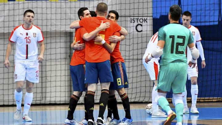 Los jugadores de la selección española de fútbol sala celebran un gol durante su partido ante Serbia en la fase de clasificación para el Mundial.