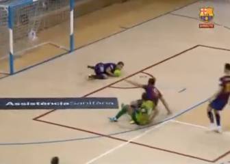 Se le olvida que no juega de portero y ve la roja: la jugada que resume la otra crisis del Barça