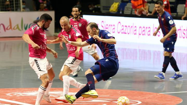 Los jugadores del Levante, durante un partido ante el Viña Albali Valdepeñas.