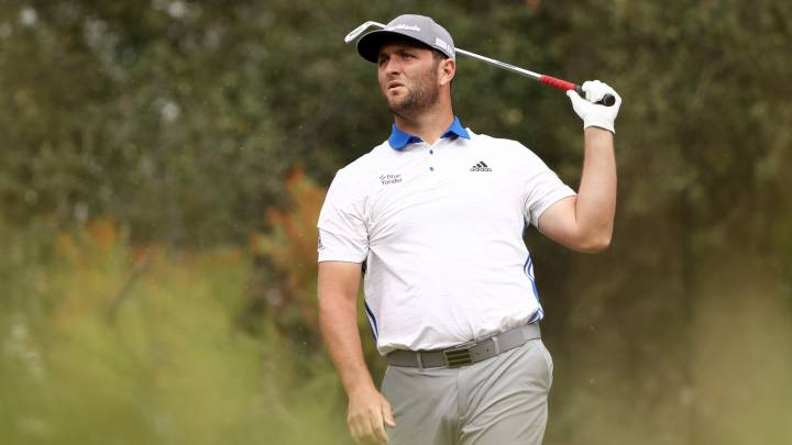 Jon Rahm, tras golpear una bola durante la primera jornada del Zozo Championship en el campo de golf de Sherwood en Thousand Oaks, California.