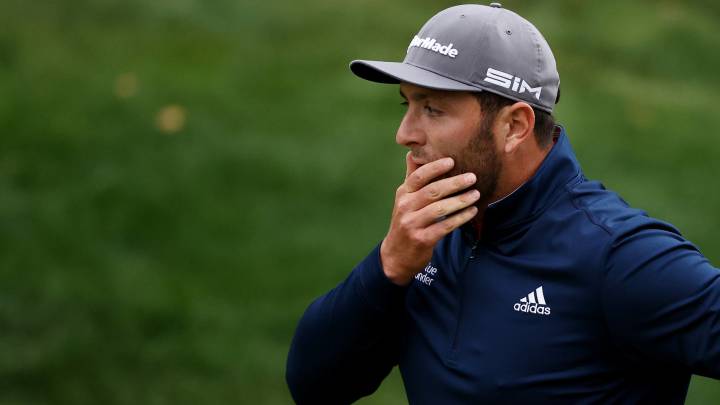 Jon Rahm se lamenta tras un golpe durante la jornada final del Zozo Championship de Sherwood en Thousand Oaks, California.