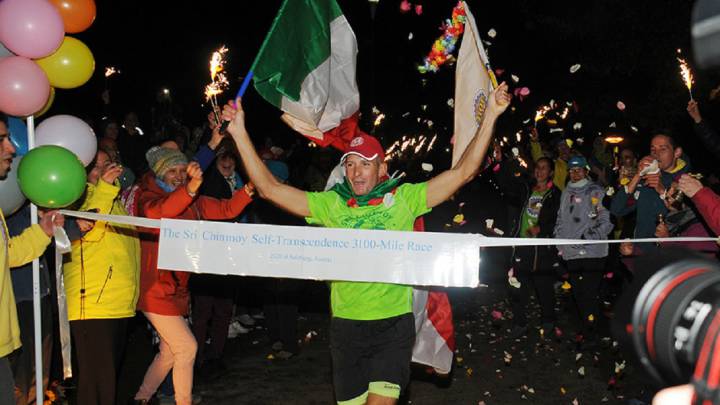 Andrea Marcato celebra su victoria en la vigesimocuarta edición de la Carrera de Trascendencia Personal Sri Chinmoy.