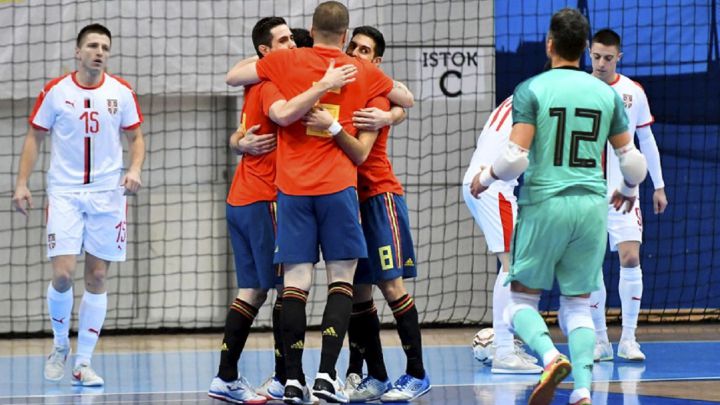 Los jugadores de la selección española de fútbol sala celebran un gol durante su partido ante Serbia en la fase de clasificación para el Mundial.