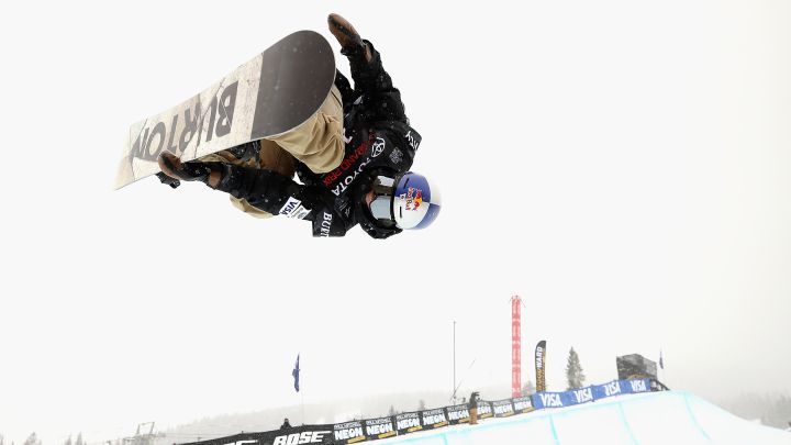 El rider japonés Taku Hiraoka compite durante la Copa del Mundo de Snowboard Half Pipe de 2018.
