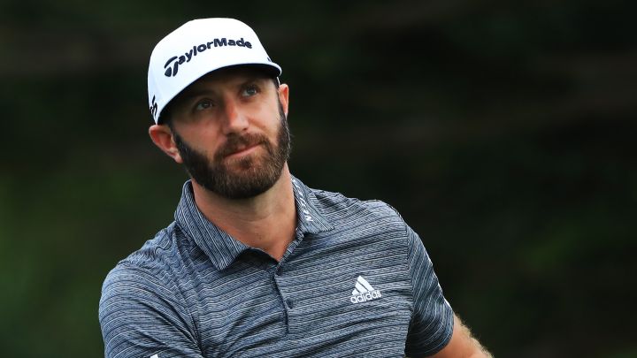 El golfista estadounidense Dustin Johnson, tras un golpe en el Sentry Tournament Of Champions en el Kapalua Plantation Course de Kapalua, Hawaii.