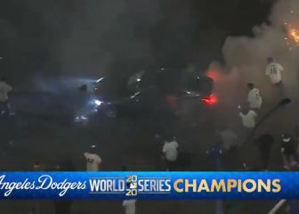 ¡Salió a celebrar el título de su equipo y casi destrozó su auto!