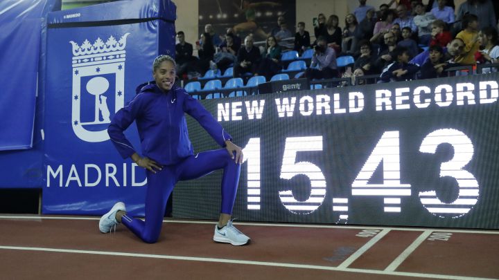 La atleta venezolana Yulimar Rojas posa con su marca de 15.43, nuevo récord mundial de triple salto bajo techo en el Mitin de Madrid en el Polideportivo Gallur.