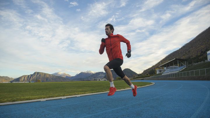 Kilian Jornet extrema el desafío en asfalto y avanza que correrá 24 horas seguidas en pista